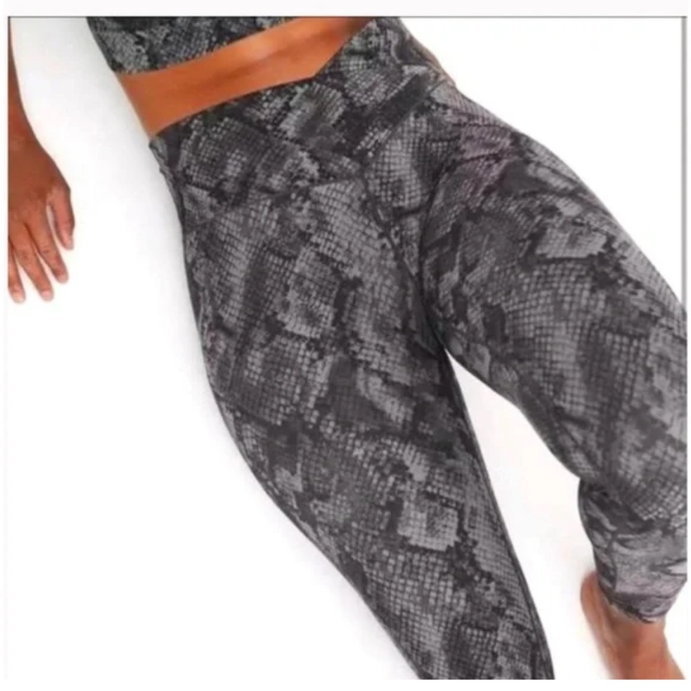 Women's Snakeskin Print Leggings Aerie 7/8 Black and Grey Criss Cross Leggings